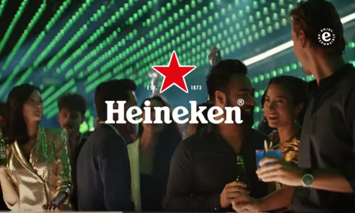 Heineken reclame: bier of cocktails altijd lastig Mensen in een bar met Heineken of een cocktail in de hand